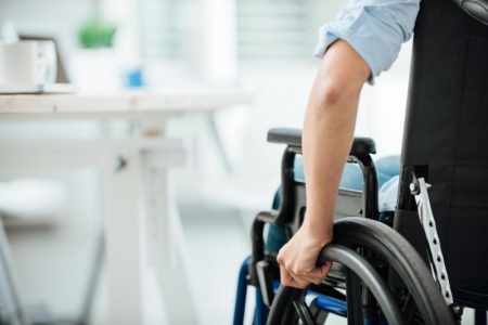 Fauteuil roulant manuel ou &eacute;lectrique, quel choix pour le quotidien ?